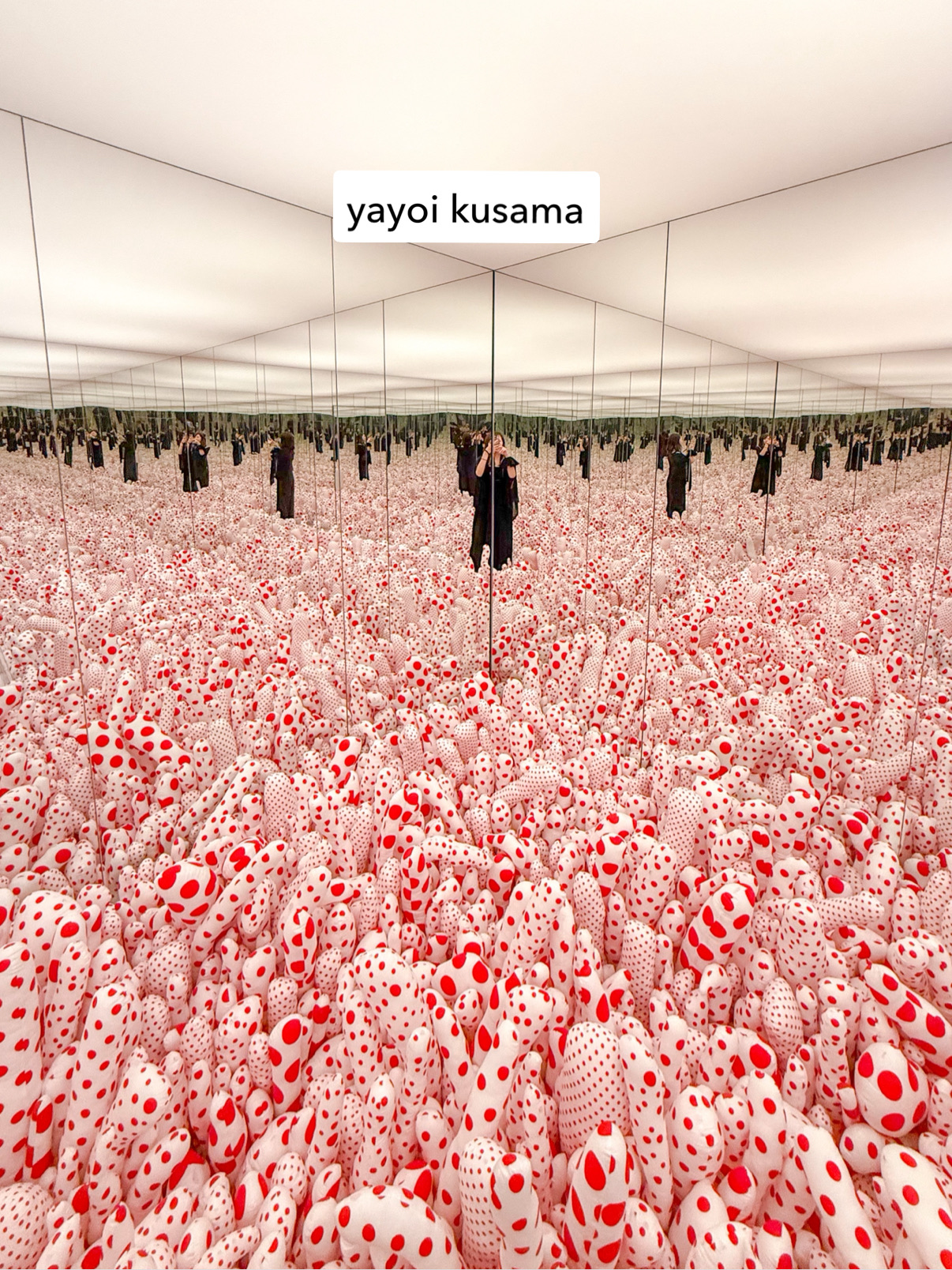 【免費欣賞草間彌生作品！沉浸在波點世界】
草間彌生作品展「無限－精選系列」目前正在心齋橋的大阪路易威登Espace空間舉辦。 ✨
在她的標誌性作品「無限鏡屋」中，您可以體驗一個四周環繞波點和鏡子的奇幻空間。
這真是一場「無限攝影挑戰」！您會發現自己拍攝了無數張照片。

本次展覽是路易威登基金會的國際巡迴展覽計畫。這批珍貴的系列作品曾在東京、巴黎等城市巡展，如今來到了大阪。
免費入場更是一大亮點！ ◎展覽雖然緊湊，卻能帶來一次親密的草間彌生體驗。

🗓️ 2025年7月16日星期三 - 2026年1月12日星期一（假日）
⏰ 中午12:00 - 晚上8:00（請預留充足的入場時間）
📍 大阪路易威登空間（路易威登大阪旗艦店5樓）
🚶♀️ 距離心齋橋站（禦堂筋線4號出口）步行約3分鐘

本次展覽非常適合下班後或購物時短暫停留，推薦藝術愛好者和初學者參觀。
快來親身體驗草間彌生的世界吧！
