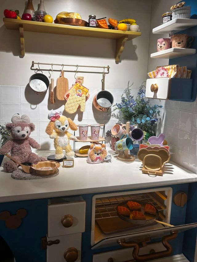 Big Fun for Little Feet: The Ultimate Shanghai Disneyland Guide for Kids