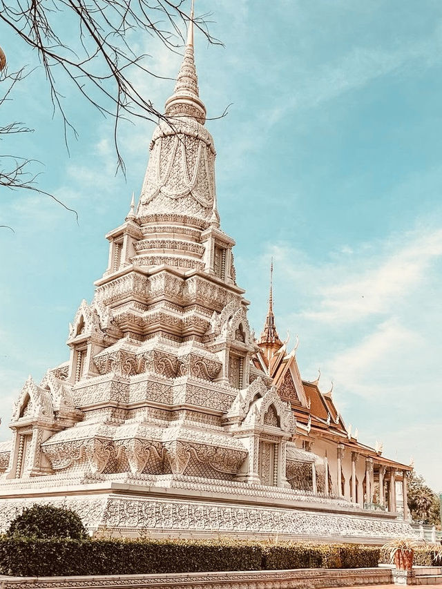 ✨ "Royal Radiance: Exploring Phnom Penh’s Dazzling Silver Pagoda" 🇰🇭