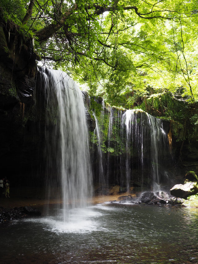滝の裏側まで見られる絶景スポット、鍋ヶ滝 滝の裏側まで見られる絶景スポット、鍋ヶ滝