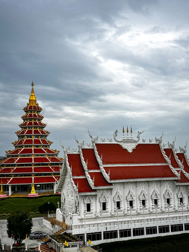 Wat Huay Pla Kang the peace dragons tower 