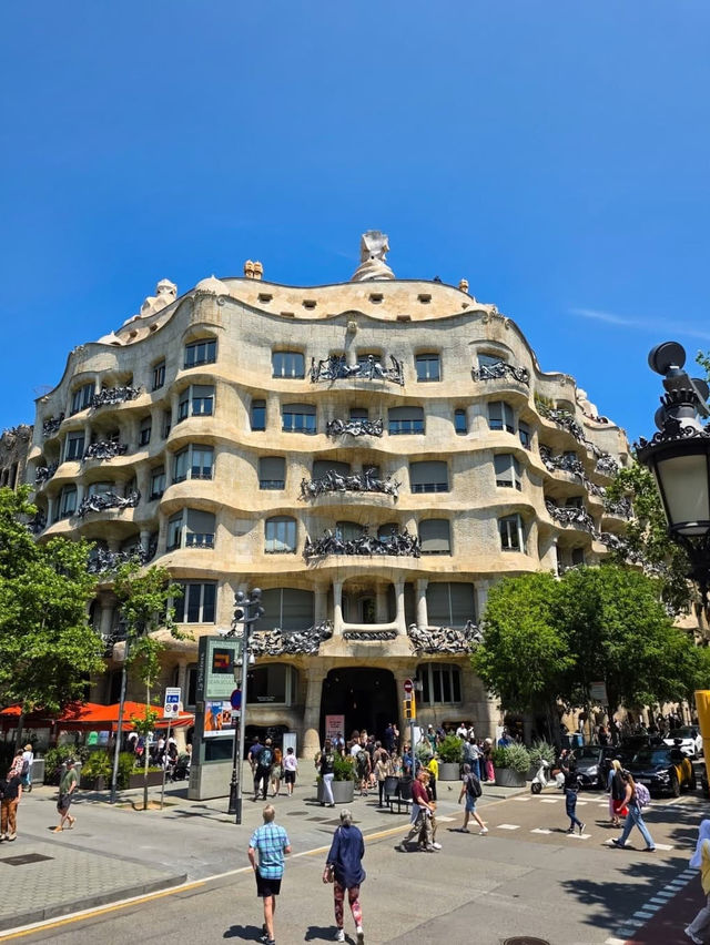 Vibrant Streets and Artistic Wonders in Barcelona Vibrant Streets and Artistic Wonders in Barcelona