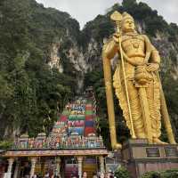 ⛰️ クアラルンプールの超人気スポット! ここは「バトゥ洞窟(Batu Caves)」✨