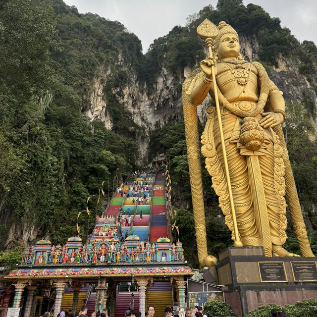 ⛰️ クアラルンプールの超人気スポット! ここは「バトゥ洞窟(Batu Caves)」✨ ⛰️ クアラルンプールの超人気スポット! ここは「バトゥ洞窟(Batu Caves)」✨