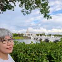 《午後漫步，奇美博物館的綠草與湖光》