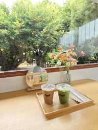 ☕🌸 จิบกาแฟ เค้กสวย มุมถ่ายรูปเพียบ ฟีลดีเกิน