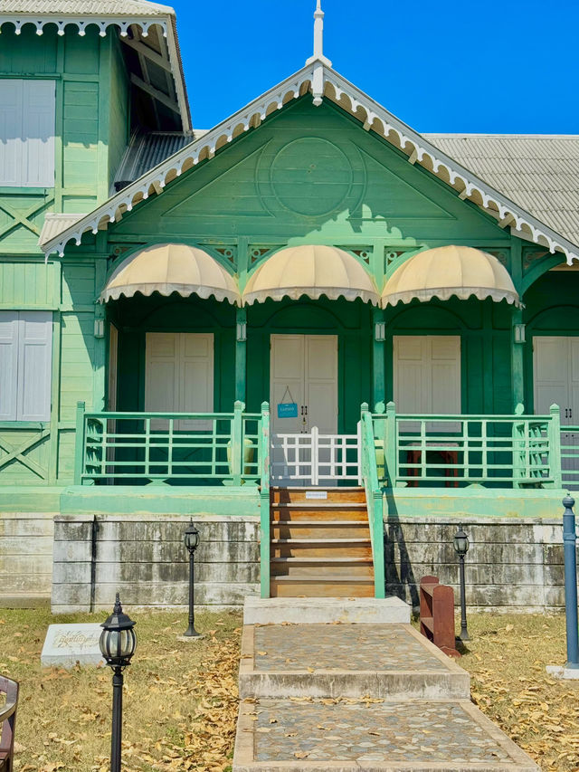 เรือนไม้สีเขียวริมทะเล เกาะสีชัง 🏠🌊