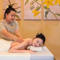 รีสอร์ทหรู สไตล์ไทยร่วมสมัย ริมหาดนาจอมเทียน
