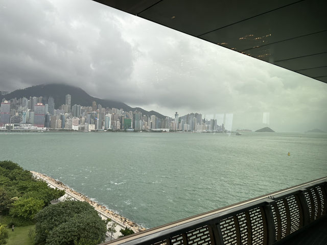 🎨 香港西九文化區文藝之旅|風雨中的美好一日 🌧️🌊📍 🎨 香港西九文化區文藝之旅|風雨中的美好一日 🌧️🌊📍