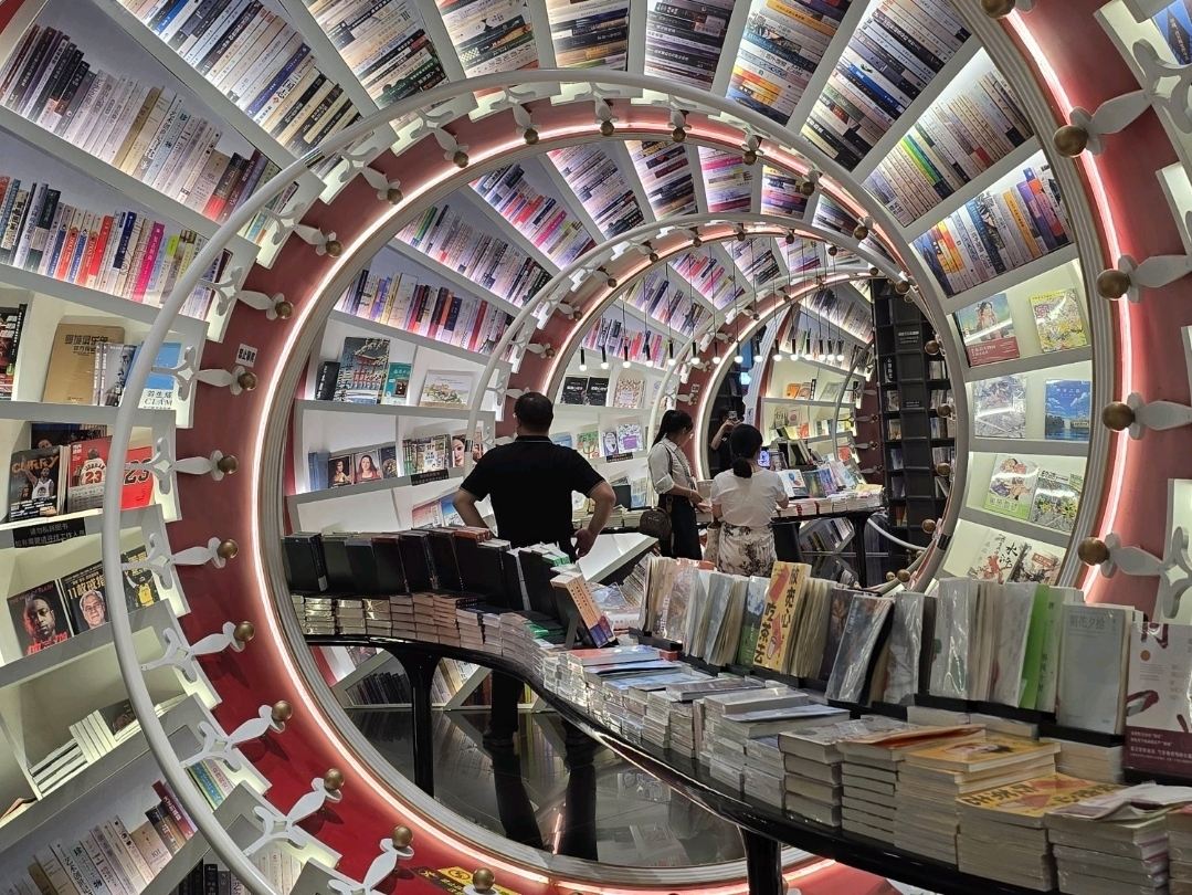 深センの革新的なデザインの書店（鍾書閣）。 | Trip.com 深セン