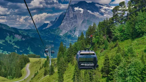 Perjalanan Kereta Gantung Epik Swiss: Pengalaman Mendaki Bukit Hijau yang Tak Tertandingi 🌄🚡 — traveler post in Stoos