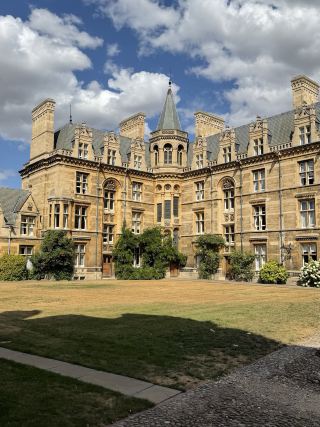 Cambridge: Timeless Street‑Side Skyline Charms🔥