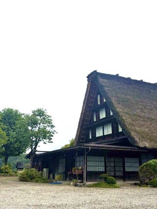 白川郷は、岐阜県の山あいに広がる、日本を代表する美しい原風景のひとつ🏡✨ 1995年には「白川郷・五箇山の合掌造り集落」として世界文化遺産に登録されました。特に有名なのが、茅葺き屋根が特徴的な「合掌造り」の家々が並ぶ荻町集落。大小100棟余りの合掌造りが残り、現在も実際に人々が暮らしているのが白川郷の大きな魅力です。 ￼

🌿 白川郷の魅力

白川郷を歩いていると、まるで昔話の世界に迷い込んだような感覚に✨
三角形の大きな茅葺き屋根と、山々、田畑、小さな水路がつくり出す景色はとても印象的です。

特におすすめなのが、集落を一望できる高台からの景色📸
季節によって雰囲気が大きく変わり、春は新緑、夏は緑豊かな田園風景、秋は紅葉、冬は雪化粧した合掌造りと、何度訪れても違った美しさを楽しめます❄️🍁

また、白川郷は「昔の建物を展示している場所」というだけではありません。今も住民の方々が暮らしている生活の場だからこそ、観光地でありながらどこか自然な空気が感じられるのも魅力。集落をゆっくり歩きながら、昔から受け継がれてきた暮らしや建築の知恵を感じられます。 ￼

🏡 立ち寄りたいスポット

国指定重要文化財の「和田家」は、約300年前に建てられたとされる代表的な合掌造り住宅。現在も生活が営まれている貴重な建物です。

また、合掌造りの家屋を移築・保存した「合掌造り民家園」では、昔の白川郷の暮らしをより詳しく知ることができます。 ￼

🚗 アクセス

車の場合は、東海北陸自動車道「白川郷IC」から約5分。集落内には観光用駐車場がないため、村営せせらぎ公園駐車場を利用します。駐車場からは美しい「であい橋」を歩いて渡り、荻町集落へ向かいます🌉 普通車は2,000円、二輪車は500円で、利用時間は8:00~17:00(最終入場16:30)です。 ￼

公共交通機関なら、高速バスが便利。金沢駅から約1時間30分、名古屋駅から約2時間50分が目安です🚌✨ ￼

⚠️ 訪れる際のポイント

白川郷は「観光施設」ではなく、今も人々が生活する集落です。そのため、一般観光客の見学時間は原則8:00~17:00。夜間は宿泊者を除き観光できません。写真撮影の際も住民の方の生活を尊重しながら楽しむのがおすすめです。 ￼

日本の昔ながらの風景と、四季折々の自然を一緒に楽しめる白川郷。「一度は実際に歩いてみたい日本の原風景」という言葉がぴったりの場所です🥰📸✨

