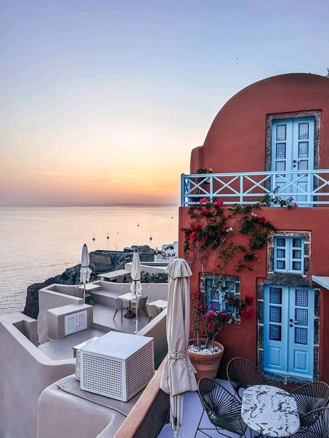 🌅 Where Sunsets Kiss the White Walls – Oia, Santorini, Greece
