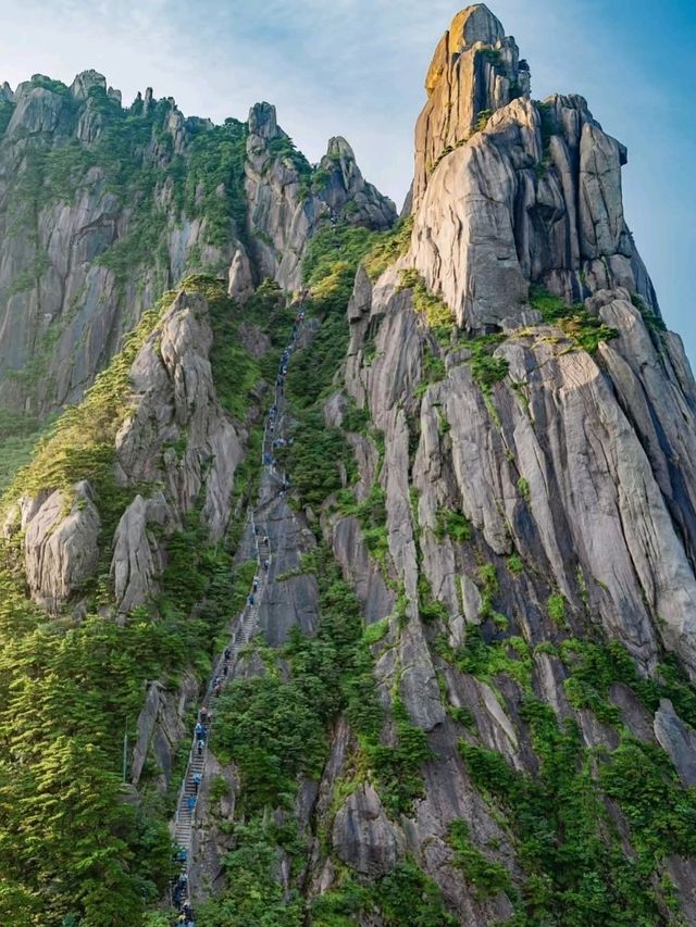 ⛰️ Huangshan – The Legendary Yellow Mountain of Mist and Pines