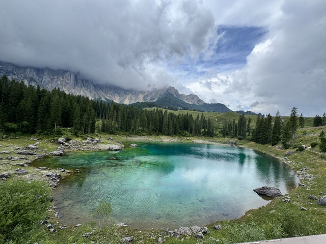 走訪多洛米蒂山最美麗的湖泊～雷扎湖 (Lake Carezza)