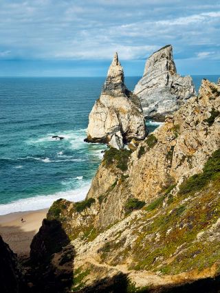 🌊 Cabo da Roca: ดินแดนสิ้นสุดและมหาสมุทรแอตแลนติกคำราม!

เริ่มต้นการผจญภัยของคุณที่ Cabo da Roca สุดขอบฟ้าตะวันตกอันน่าตื่นตาของยุโรป โดดเด่นด้วยประภาคารโดดเดี่ยวที่ตั้งอยู่บนหน้าผาที่ถูกลมพัดแรง จอดรถฟรีที่ลานจอดข้างประภาคาร ถ่ายภาพหน้าผาอันโดดเด่นโดยมีมหาสมุทรแอตแลนติกเป็นฉากหลัง และปล่อยให้เมฆช่วยเสริมภาพของคุณ! อย่ากลัวสภาพอากาศแปรปรวน เพราะยิ่งทำให้ความงามอันดิบเถื่อนยิ่งเด่นชัดขึ้น

เดินป่าจากประภาคารเลียบชายฝั่งไปยังหาด Praia da Ursa สถานที่ที่คนรักธรรมชาติไม่ควรพลาด เส้นทางเลียบหน้าผาคดเคี้ยวผ่านเนินเขาและช่องเขาขนาดใหญ่ มีส่วนต่างๆ ที่ใช้เชือกช่วยพยุงเพื่อความปลอดภัยยิ่งขึ้น ระหว่างทาง เตรียมกล้องให้พร้อมสำหรับการถ่ายภาพหน้าผาสูงตระหง่านและคลื่นซัดฝั่ง ที่ Praia da Ursa ถ่ายภาพคลื่นซัดฝั่งและโขดหินรูปร่างแปลกตา แต่อย่าพลาดการว่ายน้ำ เพราะคลื่นที่นี่รุนแรงและคาดเดาไม่ได้!

⏰ เคล็ดลับเด็ด:
ควรเผื่อเวลาเดินป่าสักสองสามชั่วโมง สวมรองเท้าเดินป่าที่แข็งแรง และเตรียมเสื้อผ้ากันลมและกันหนาวติดตัวไปด้วยเสมอ เพราะสภาพอากาศอาจเปลี่ยนจากแดดจ้าเป็นฝนตกได้ภายในไม่กี่นาที ควรตรวจสอบสภาพเท้าให้ดีเมื่อเดินบนเส้นทางที่ลาดชันและขรุขระ

‼️ ข้อควรระวัง: โปรดระมัดระวังบริเวณขอบหน้าผา โดยเฉพาะในวันที่ฝนตกหรือลมแรง และระวังทางลงชันระหว่างทางลงสู่ Ursa

ไม่ว่าจะสำรวจเส้นทางเลียบชายฝั่ง ฝ่าฟันสภาพอากาศอันน่าหวาดเสียว หรือตื่นตาตื่นใจไปกับคลื่นซัดฝั่ง Cabo da Roca มอบประสบการณ์การผจญภัยสุดแปลกที่คุณจะไม่มีวันลืม😍

#falladventures #CaboDaRoca #โปรตุเกส #CoastalTrek #Adventure #EpicViews
