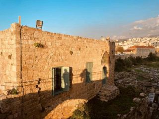 #winterescape ก้าวเข้าสู่ประวัติศาสตร์ที่มีชีวิตชีวา ณ ไบลอส 🏛️🌅
อัญมณีแห่งยูเนสโกแห่งนี้ผสมผสานซากปรักหักพังโบราณ วิวทะเลเมดิเตอร์เรเนียนที่อาบแสงแดด และตลาดเก่าแก่ที่คึกคัก เข้าไว้ด้วยกันในเมืองชายฝั่งทะเลเลบานอนอันมหัศจรรย์แห่งนี้

สำหรับวันพักผ่อนที่สมบูรณ์แบบในไบลอส: เริ่มต้นที่ปราสาทไบลอสอันงดงาม เดินเล่นบนกำแพงหินและดื่มด่ำกับทัศนียภาพของทะเลแบบพาโนรามา (มุมถ่ายรูปสวยๆ ที่ดีที่สุด: กำแพงปราสาทตัดกับน้ำทะเลสีคราม) จากนั้น เดินเล่นผ่านเสาโรมันและซากปรักหักพังของโมเสก ลองจินตนาการถึงนักรบกลาดิเอเตอร์และตลาดโบราณที่คึกคักอยู่ตรงที่คุณยืนอยู่! อย่าพลาดพิพิธภัณฑ์ของแหล่งโบราณคดีที่จัดแสดงโบราณวัตถุที่มีอายุย้อนหลังไปหลายพันปี หลังจากนั้น เดินเล่นผ่านตลาดเก่าเพื่อเลือกซื้อสินค้าหัตถกรรม ของเก่า และของว่างเลบานอน ซุ้มประตูหินที่นี่เป็นฉากหลังที่สวยงาม (เคล็ดลับ: แสงยามเช้าให้โทนสีอบอุ่นที่น่าทึ่ง) ปิดท้ายที่ท่าเรือเก่า ที่ซึ่งเรือประมงหลากสีสันลอยลำ และคาเฟ่เสิร์ฟเมซเซ่และเครื่องดื่มเย็นๆ ในช่วงพระอาทิตย์ตกดิน หาโต๊ะนั่งถ่ายรูปในช่วงแสงสีทอง

เคล็ดลับการเยี่ยมชม: มาถึงแต่เช้าเพื่อหลีกเลี่ยงฝูงชนและความร้อน โดยเฉพาะในฤดูร้อน สวมรองเท้าที่สบายสำหรับพื้นหินและบันไดที่ไม่เรียบ นำครีมกันแดดและน้ำดื่มไปด้วย เพราะอากาศอาจร้อนจัดท่ามกลางซากปรักหักพัง! ข้อควรระวัง: บางพื้นที่อาจลื่นหรือไม่มีราวกันตก โปรดระมัดระวังในการเดิน โดยเฉพาะบริเวณกำแพงปราสาท พิพิธภัณฑ์โบราณคดีปิดทำการช่วงบ่าย ดังนั้นควรตรวจสอบเวลาก่อนเดินทาง

ไบลอสมีเสน่ห์ตลอดทั้งปี แต่ช่วงวันธรรมดาจะเงียบกว่าและช่วยให้คุณได้ดื่มด่ำกับเสน่ห์ของเมืองได้อย่างเต็มที่

#ไบลอส #เลบานอน #ประวัติศาสตร์ #เมดิเตอร์เรเนียน #คู่มือท่องเที่ยว