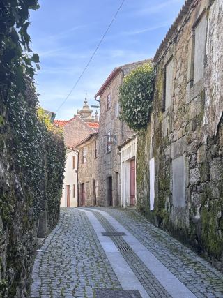 Wandering Guarda's Narrow Streets – A Walk Through Time 🚶‍♂️🏘️