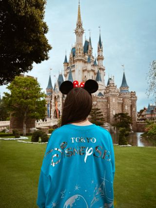 What do you need to know before visiting Tokyo Disneyland?

Tokyo has not just one Disneyland, but two: the classic one with a castle and the nautical-themed DisneySea.

We managed to visit both, so here are some tips:

1. Tickets to both Disneylands can be purchased using the Trip.com app. We used it to book our accommodations and all the tours (except for the Hiroshima Peace Museum). The app accepts Russian cards.

2. Be sure to download the Disney Resort app. You can upload QR codes there, reserve fast-track slots there, and use the map to navigate. The app also displays the wait time.

3. There's no point in arriving an hour before opening. Trust me: even if you arrive at 7 a.m., there will already be a huge crowd at the entrance. You'll just be waiting in line for an extra hour—you can't avoid it anyway. 😄 The official opening is at 9:00 AM, but visitors are admitted as early as 8:30 AM. And as soon as this crowd is let in, people rush to the most popular rides. By 9:00 AM, the wait for the Frozen ride was already 120 minutes. It makes sense to arrive by 8:30 AM to get through the turnstiles and snag your coveted slot.

4. If you want to enter the park before everyone else, book a hotel at the park—you'll get a 15-minute head start.

5. Choose the rides you want to try first in advance. As soon as you enter, head straight to them. You'll have time to explore the grounds and take photos.

6. You'll only be able to grab a snack at DisneySea because the restaurants only accept foreign cards. If you don't have a foreign card, you'll be eating sandwiches outside. 😄 You can pay with cash at the regular Disneyland without any problems.

7. DisneySea opened relatively recently, so the lines there are much longer than at the regular Disneyland. But the rides there are also more extreme (the Pterodactyl Flight at Universal can't be beat). At Disneyland, you'll feel more nostalgic for childhood cartoons: there are many rides that allow you to watch scenes from cartoons or movies without the extreme thrills.

8. You can buy a fast pass. The cost is from 1,500 to 2,500 yen (payment by foreign card only).

9. Be prepared for long lines. We were there on weekdays, but the lines reached 200 minutes. By the end, you wonder if it's worth it. 😅

At DisneySea, we recommend visiting:
· Peter Pan's Never Land Adventure;
· Rapunzel's Forest (oh, those lanterns!);
· Anna and Elsa's Frozen Journey (we didn't get to go, but try your luck);
· Indiana Jones Adventure;
· Soaring: Fantastic Flight;
· Tower of Terror (free fall);
· Journey to the Center of the Earth (free fall + gorgeous scenery).

At Classic Disneyland:
· Pirates of the Caribbean;
· Haunted Mansion (haunted house);
· Pooh's Hunny Hunt (great for kids);
· Monsters, Inc. Ride & Go Seek! (Monsters, Inc.).

#tokyo #disneyland #disneysea