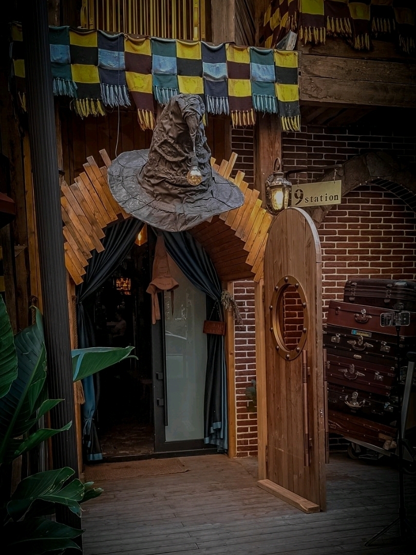 This is a true slice of Hogwarts: stone walls, candles, house crests, magic wands, and other intricate details will transport you straight into the world of Harry Potter⚡️. The staff speaks excellent English and is more than happy to help you dive into the fairy tale—they'll even offer you a robe and a hat so you can feel like a real student at the School of Witchcraft and Wizardry. 🧙
You definitely have to try their signature Butterbeer—available in both alcoholic and non-alcoholic versions. It tastes like a perfect blend of kvass, crème brûlée, and a rich, creamy dessert, topped off with a thick layer of foam that makes the drink absolutely mouthwatering. 🍺
📍 Where to find it:
"37 Diagon Alley" (37 Diagon Alley / 37号对角巷)
Daoli District, Harbin, right next to the main tourist hub, Zhongyang Street (中央大街). The official address is No. 37 Xiaman Street.
🚇 How to get there:
The easiest way is to take the subway to Zhongyang Street Station (中央大街站), take Exit 1, and walk for a few minutes. The cafe is tucked away in a small alley just off Central Street—just look for the archway with the number 37.
If you're ever in Harbin, you simply have to check this place out. Sometimes, we all just need a little bit of magic in our lives 🪄✨
