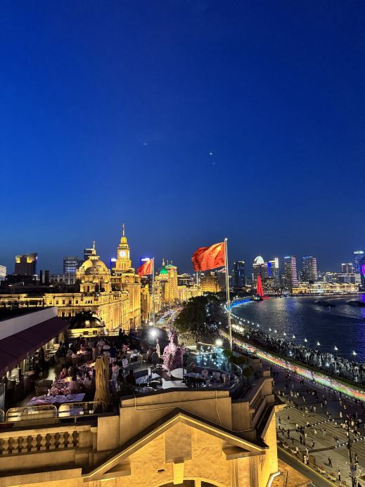 The Bund, Shanghai: Crowds or a Quiet View? 🌃