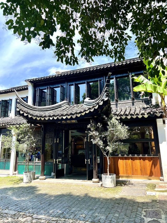 趣ある中国建築の中はオシャレカフェ「一尺花園」