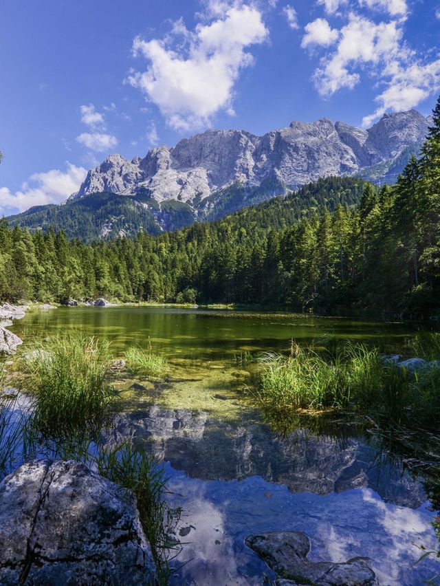 Lake Eibsee, beneath Germany's highest peak, boasts stunning scenery like a fairyland.