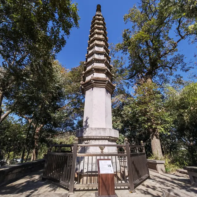 西泠印社，創建於清光緒三十年（1904年），由浙派篆刻家丁輔之、王福庵、吳隱、葉為銘等召集同人發起創建，吳昌碩為第一任社長