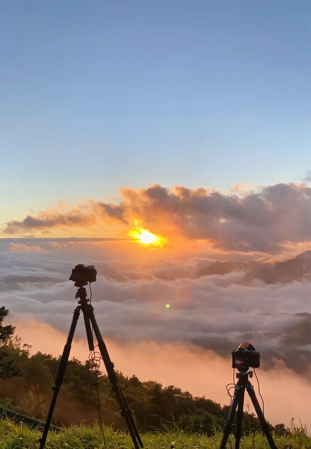 這兒雲蓋山頂，環境自然，風車震撼！！