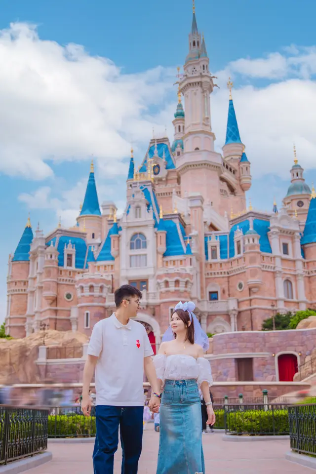 Is it necessary for couples to hire a photographer when visiting Disney?