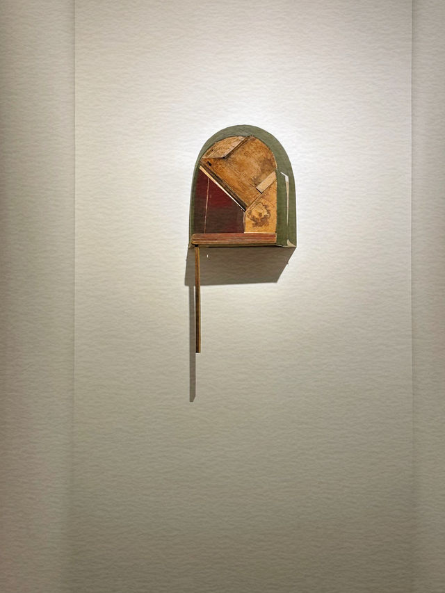 還有人不知道嗎？靜安蘋果店門口有個超棒的展