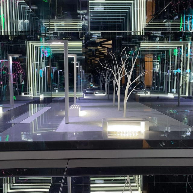 Explore the Rooms of the Paradox Museum: Where Perception Shifts and Minds Unravel