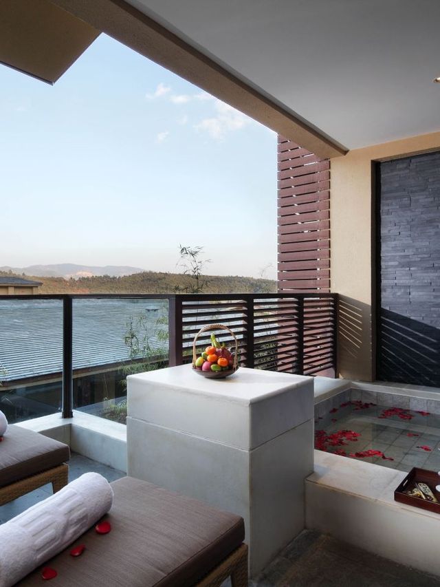 🏰 Kunming's Castle Retreat: Luxury & Nature Unite 🌿