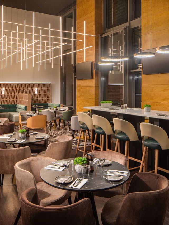 🌟 Budapest's Best: Crowne Plaza's Chic Comfort! 🌟