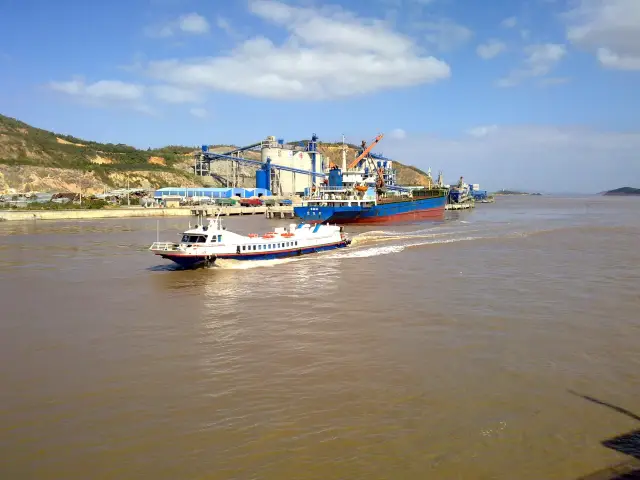 Encounter Mountains, Encounter Seas - A Leisure Trip to Xiushan