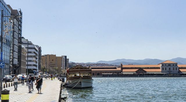 伊茲密爾，海鷗和遺跡。