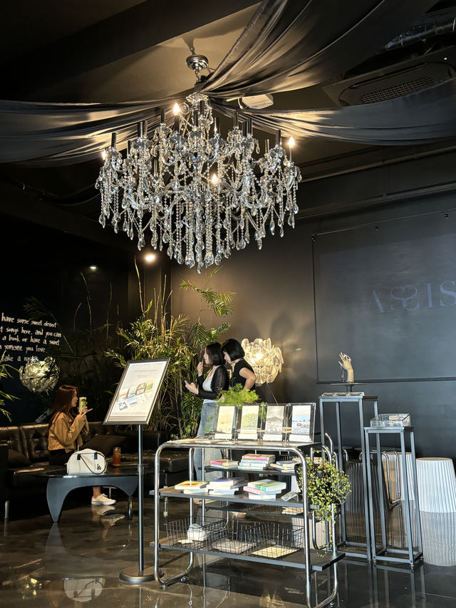 A Perfume-Selling Café in Aewol-eup