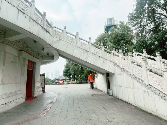 重慶市九龍坡區文物古蹟景點：萬佛殿，適合祈福、拍照打卡、週末閒暇度假地！  
