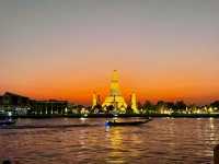 Bangkok’s Wat Arun at Sunset: A Golden Symphony on the Chao Phraya River