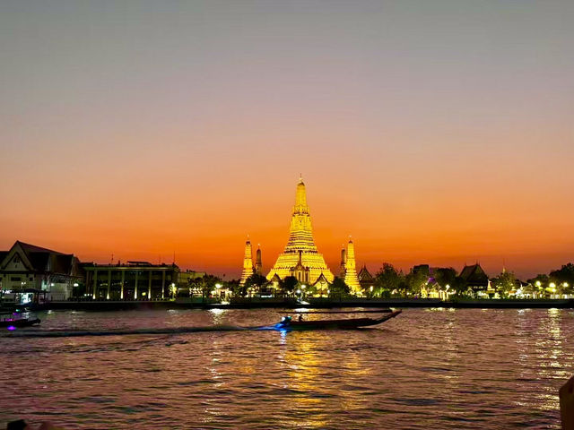 Bangkok’s Wat Arun at Sunset: A Golden Symphony on the Chao Phraya River