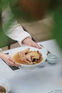 民國小院的百年梨樹下，藏著昆明最誘人的春天