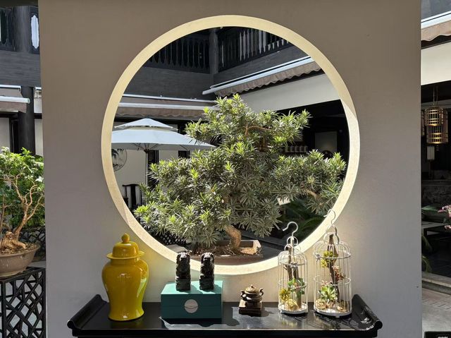 白瓦黑牆，飛簷斗拱，兩進小院，綠意盎然。