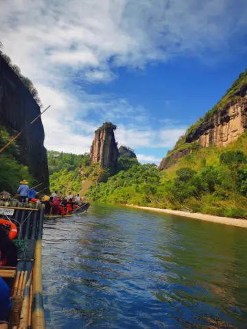 What stunning scenery is hidden in Wuyishan's Nine Bend Stream?