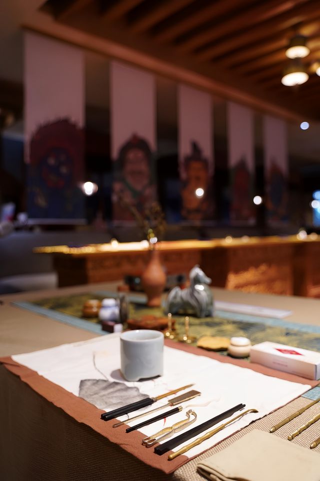 喺西藏飯店，體驗一場穿越千年嘅藏香篆活動，靈魂都