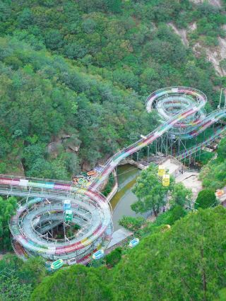 Beijing's must-visit self-driving destination! The Spiral Glass Rafting at Qingliang Valley is trending.