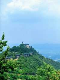 莫干山被譽為「江南第一山」，係江浙滬地區絕佳嘅避暑勝地。