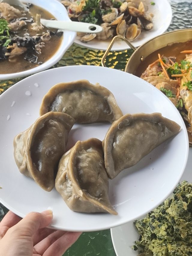 真沒想到在山裡食飯也能這麼浪漫  青山漁村不僅民宿好住，食物也好好 在露台食飯，吹吹海風看看海