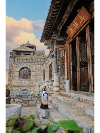 Compared to Dali, I prefer this "living" ancient city with a thousand years of history