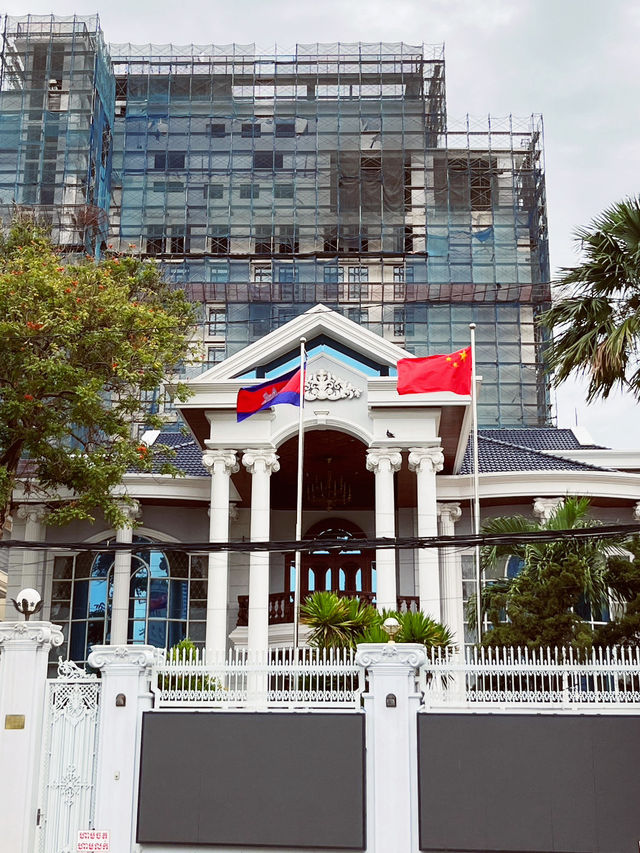 👑 Royal Palace Park Phnom Penh: Where Golden Spires Meet Tropical Dreams! 🌴